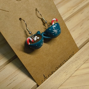 Forró csoki pillecukorral zöld bögrében, ünnepi fülbevaló süthetőgyurmából, Ékszer, Fülbevaló, Lógó fülbevaló, Gyurma, MESKA