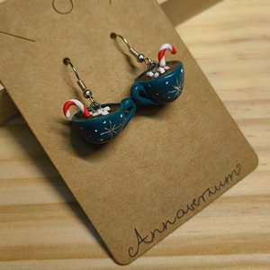 Forró csoki pillecukorral zöld bögrében, ünnepi fülbevaló süthetőgyurmából - ékszer - fülbevaló - lógó fülbevaló - Meska.hu