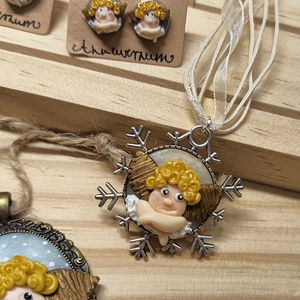 Angyalkás ünnepi, karácsonyi medál, hópehely alappal - Meska.hu