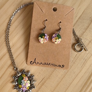 Tavaszi virágos nyaklánc/medál és fülbevaló szettben, Ékszer, Ékszerszett, Gyurma, MESKA