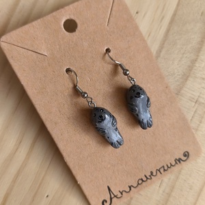 Fókás fülbevaló, süthetőgyurmából és kézzel festve, Ékszer, Fülbevaló, Lógós kerek fülbevaló, , MESKA