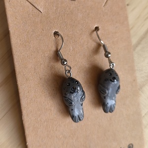 Fókás fülbevaló, süthetőgyurmából és kézzel festve - ékszer - fülbevaló - lógós kerek fülbevaló - Meska.hu