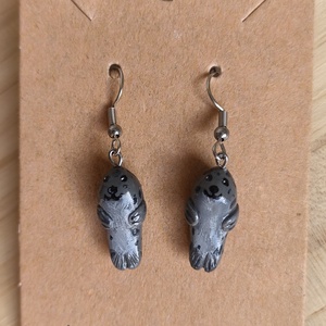 Fókás fülbevaló, süthetőgyurmából és kézzel festve - ékszer - fülbevaló - lógós kerek fülbevaló - Meska.hu