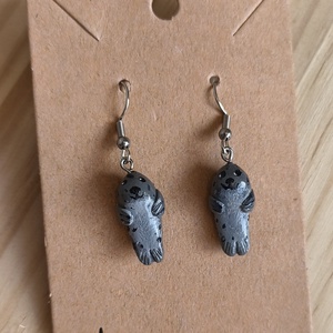 Fókás fülbevaló, süthetőgyurmából és kézzel festve - ékszer - fülbevaló - lógós kerek fülbevaló - Meska.hu