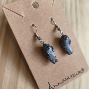 Fókás fülbevaló, süthetőgyurmából és kézzel festve - ékszer - fülbevaló - lógós kerek fülbevaló - Meska.hu