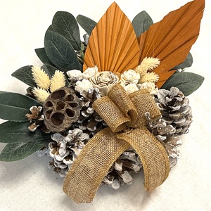 Sírdísz toboz alapon, szárazvirágokkal, termésekkel, szalaggal díszítve - otthon & életmód - vallás - temetkezési tárgy - sírdísz, kegyeleti dísz - Meska.hu
