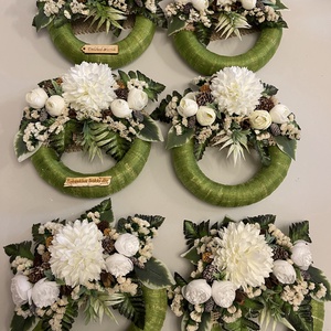 Sírdísz, koszorú (20 cm alap) selyemvirágokkal, száraz virágokkal, termésekkel díszítve  - Meska.hu