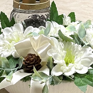 Sírdísz cement-gipsz kaspóban, hófehér selyemvirágokkal, mécsessel  - Meska.hu