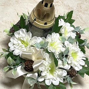 Sírdísz cement-gipsz kaspóban, hófehér selyemvirágokkal, mécsessel  - otthon & életmód - vallás - temetkezési tárgy - sírdísz, kegyeleti dísz - Meska.hu