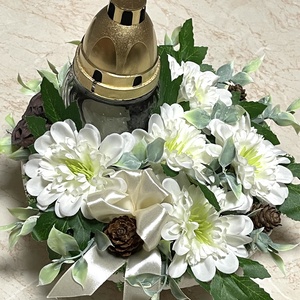 Sírdísz cement-gipsz kaspóban, hófehér selyemvirágokkal, mécsessel  - otthon & életmód - vallás - temetkezési tárgy - sírdísz, kegyeleti dísz - Meska.hu