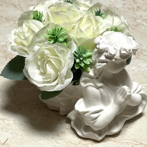 Hófehér angyalkás kicsi sírdísz selyem rózsákkal díszítve - Meska.hu