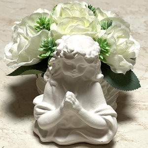 Hófehér angyalkás kicsi sírdísz selyem rózsákkal díszítve - otthon & életmód - vallás - temetkezési tárgy - sírdísz, kegyeleti dísz - Meska.hu