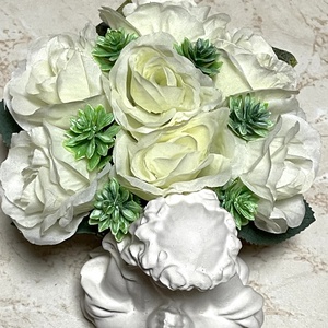 Hófehér angyalkás kicsi sírdísz selyem rózsákkal díszítve - otthon & életmód - vallás - temetkezési tárgy - sírdísz, kegyeleti dísz - Meska.hu