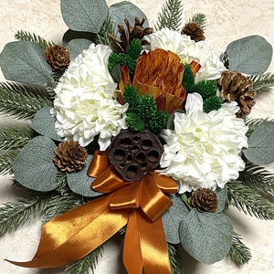 Sírdísz fa korong alapon selyemvirágokkal, műfenyővel, szalaggal díszítve, Otthon & Életmód, Vallás, Temetkezési tárgy, Sírdísz, kegyeleti dísz, Virágkötés, MESKA