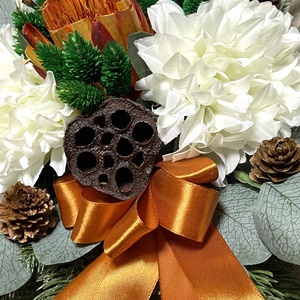 Sírdísz fa korong alapon selyemvirágokkal, műfenyővel, szalaggal díszítve - otthon & életmód - vallás - temetkezési tárgy - sírdísz, kegyeleti dísz - Meska.hu