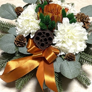 Sírdísz fa korong alapon selyemvirágokkal, műfenyővel, szalaggal díszítve - otthon & életmód - vallás - temetkezési tárgy - sírdísz, kegyeleti dísz - Meska.hu