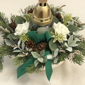 Sírdísz gipsz-cement kaspóban, fehér rózsákkal, mécsessel, Otthon & Életmód, Vallás, Temetkezési tárgy, Sírdísz, kegyeleti dísz, Virágkötés, MESKA