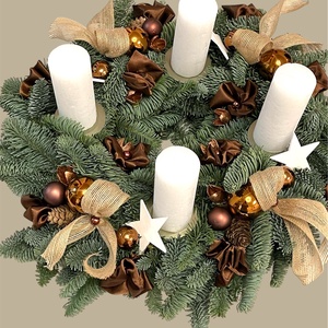 Élőfenyős (NOBILIS) adventi koszorú rusztikus fehér gyertyákkal, szatén anyaggal, gömbökkel, gyöngyökkel díszítve, Karácsony, Adventi díszek, Adventi koszorú, Virágkötés, MESKA