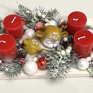 Adventi dísz piros-fehér színekben, fa tálca alapon, rusztikus gyertyákkal, őzikével, Karácsony, Adventi díszek, Adventi asztaldísz, Virágkötés, MESKA