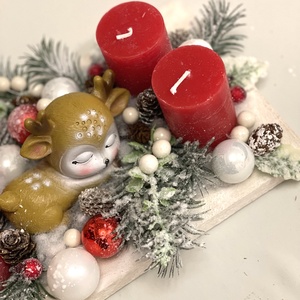 Adventi dísz piros-fehér színekben, fa tálca alapon, rusztikus gyertyákkal, őzikével - karácsony - adventi díszek - adventi asztaldísz - Meska.hu