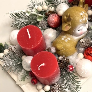 Adventi dísz piros-fehér színekben, fa tálca alapon, rusztikus gyertyákkal, őzikével - karácsony - adventi díszek - adventi asztaldísz - Meska.hu