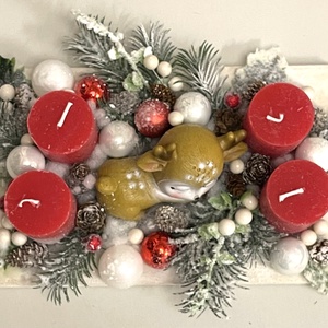 Adventi dísz piros-fehér színekben, fa tálca alapon, rusztikus gyertyákkal, őzikével - karácsony - adventi díszek - adventi asztaldísz - Meska.hu