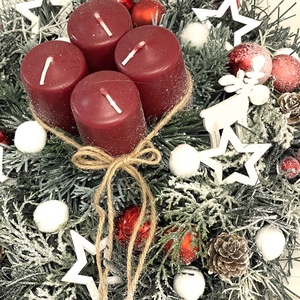 Adventi dísz piros-fehér színekben, műfenyővel, zöldekkel, gömbökkel, fa dekorációval - karácsony - adventi díszek - adventi asztaldísz - Meska.hu