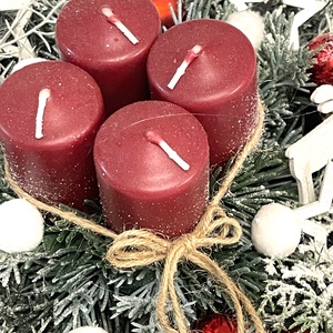 Adventi dísz piros-fehér színekben, műfenyővel, zöldekkel, gömbökkel, fa dekorációval - karácsony - adventi díszek - adventi asztaldísz - Meska.hu