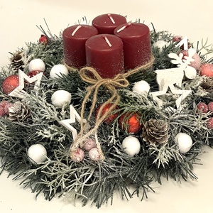 Adventi dísz piros-fehér színekben, műfenyővel, zöldekkel, gömbökkel, fa dekorációval - karácsony - adventi díszek - adventi asztaldísz - Meska.hu