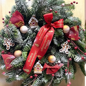 Karácsonyi ajtódísz Nobilis élőfenyőből, mézi figurákkal, vidám, mégis ünnepi díszítéssel - Meska.hu