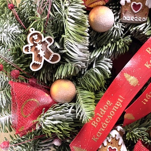 Karácsonyi ajtódísz Nobilis élőfenyőből, mézi figurákkal, vidám, mégis ünnepi díszítéssel - karácsony - karácsonyi lakásdekoráció - karácsonyi ajtódíszek - Meska.hu