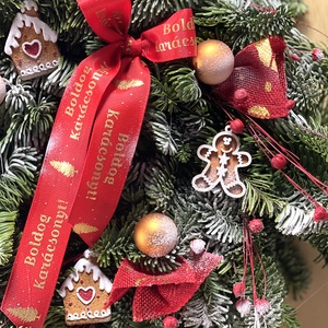 Karácsonyi ajtódísz Nobilis élőfenyőből, mézi figurákkal, vidám, mégis ünnepi díszítéssel - karácsony - karácsonyi lakásdekoráció - karácsonyi ajtódíszek - Meska.hu