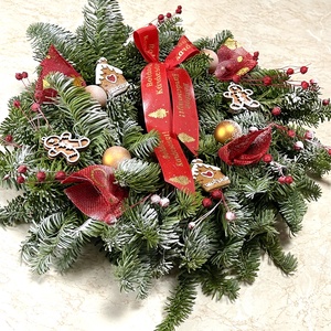 Karácsonyi ajtódísz Nobilis élőfenyőből, mézi figurákkal, vidám, mégis ünnepi díszítéssel - karácsony - karácsonyi lakásdekoráció - karácsonyi ajtódíszek - Meska.hu