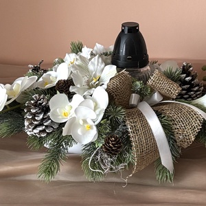 Sírdísz nehezített csónaktálban, prémium virágokkal, mécsestartóval, tobozokkal, fenyővel díszítve - otthon & életmód - vallás - temetkezési tárgy - sírdísz, kegyeleti dísz - Meska.hu