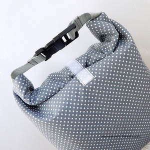 Uzsonnás táska pöttyös mintás, csatos vízhatlan béléssel - Tuck-Bag - táska & tok - uzsonna- & ebéd tartó - ebéd tasak, doboz - Meska.hu