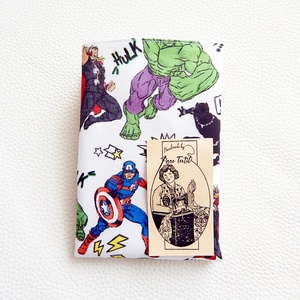 Újraszalvéta fehér alapon Marvel mintás, prémium, vízhatlan csomagoló - otthon & életmód - konyhafelszerelés, tálalás - konyhai textil - szalvéta - Meska.hu