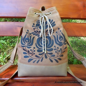 Matyó madaras többfunkciós hátizsák/oldaltáska, barna  - táska & tok - variálható táska - Meska.hu