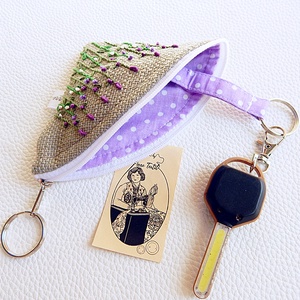 Levendula mintás, kézzel hímzett körcikk kulcstartó  - táska & tok - kulcstartó & táskadísz - kulcstartó - Meska.hu