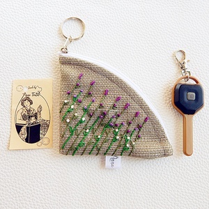 Levendula mintás, kézzel hímzett körcikk kulcstartó  - Meska.hu