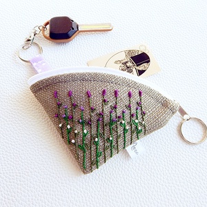 Levendula mintás, kézzel hímzett körcikk kulcstartó  - táska & tok - kulcstartó & táskadísz - kulcstartó - Meska.hu