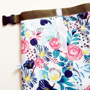 Ételhordó uzsonnás táska Rolltop lunch bag tépőzáras csatos záródással rózsa mintával - táska & tok - uzsonna- & ebéd tartó - ebéd tasak, doboz - Meska.hu