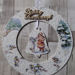 Téli,karácsonyi koszorú alakú ajtódísz,üdvözlőtábla harang függővel kislány madarakkal mintával - karácsony - adventi díszek - adventi ajtódísz - Meska.hu