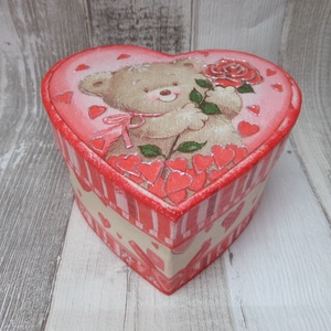  Szív alakú doboz maci rózsával és szívekkel, Otthon & Életmód, Dekoráció, Asztal és polc dekoráció, Díszdoboz, Decoupage, transzfer és szalvétatechnika, Festett tárgyak, MESKA