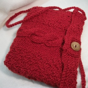 Piros, kötött kis táska, mini táska, tarisznya, szütyő, készség - ékszer - gyűrű - gyöngyös gyűrű - Meska.hu