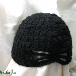 Fekete. horgolt, meleg, női sapka - ruha & divat - sál, sapka, kendő - kendő - Meska.hu