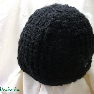 Fekete. horgolt, meleg, női sapka - ruha & divat - sál, sapka, kendő - kendő - Meska.hu