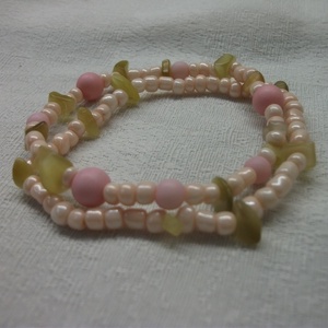 Rózsaszín-natúr karkötő kásagyöngyből - ékszer - karkötő - gyöngyös karkötő - Meska.hu