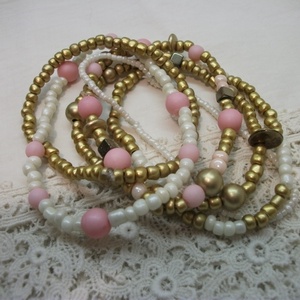 Arany fehér rózsaszín  karkötő kásagyöngyből - ékszer - karkötő - bogyós karkötő - Meska.hu