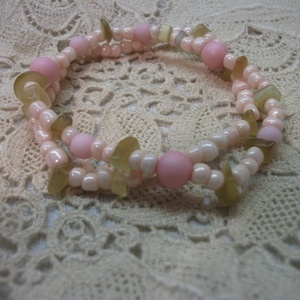 Rózsaszín-natúr karkötő kásagyöngyből - ékszer - karkötő - gyöngyös karkötő - Meska.hu