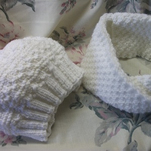 Fehér, kötött sapka, körsál együttes kicsi lánynak - ruha & divat - sál, sapka, kendő - sapka & sál szett - Meska.hu